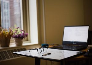 Jak skutecznie zorganizować szkolenie BHP online dla Twojej firmy?